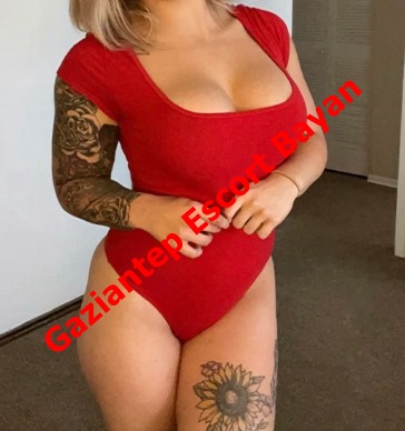 Woman in a red one-piece swimsuit with a left-arm sleeve tattoo and a thigh tattoo; watermark reads Gaziantep Escort Bayan. Woman in a red one-piece swimsuit with a left-arm sleeve tattoo and a thigh tattoo; watermark reads Gaziantep Escort Bayan.